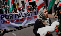 Biểu tình ủng hộ người Palestine ở Quito, Ecuador, ngày 5/10. (Ảnh: Reuters)