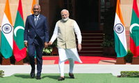 Thủ tướng Ấn Độ Narendra Modi đón Thủ tướng Maldives đến New Delhi ngày 7/10. (Ảnh: EPA)