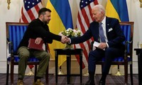 Tổng thống Ukraine Volodymir Zelensky trong cuộc gặp Tổng thống Mỹ Joe Biden tại Paris ngày 7/6. (Ảnh: Reuters)