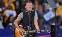 Bruce Springsteen biểu diễn trong cuộc vận động của bà Harris ngày 24/10. (Ảnh: AP)