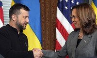 Tổng thống Ukraine Volodymir Zelensky trong cuộc gặp bà Kamala Harris khi đến Mỹ vào tháng 9. (Ảnh: AP)