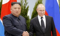 Tổng thống Nga Vladimir Putin và Chủ tịch Triều Tiên Kim Jong Un trong cuộc gặp ở Vladivostok năm 2019. (Ảnh: AP)