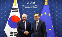 Ngoại trưởng Hàn Quốc Cho Tae-yul và quan chức phụ trách đối ngoại EU Josep Borrell trong cuộc đối thoại tại Seoul ngày 4/11. (Ảnh: Reuters)