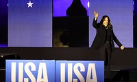 Bà Kamala Harris vẫy tay chào trên sân khấu ở Philadelphia tối 4/11. (Ảnh: Reuters)