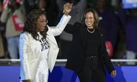 Bà Kamala Harris và nữ hoàng truyền hình Oprah Winfrey tại một sự kiện. (Ảnh: AP)