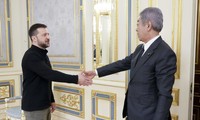 Ngoại trưởng Nhật Bản Takeshi Iwaya trong cuộc gặp Tổng thống Ukraine Volodymir Zelensky ngày 16/10. (Ảnh: Kyodo)