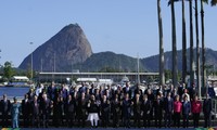 Các nhà lãnh đạo G20 chụp ảnh chung tại hội nghị ở Rio de Janeiro. (Ảnh: AP)