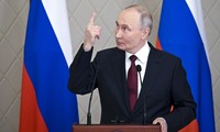 Tổng thống Nga Vladimir Putin phát biểu trong cuộc họp báo tại Kazakhstan ngày 28/11. (Ảnh: AP)