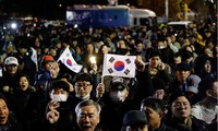 Biểu tình ở Seoul trong sáng sớm 4/12. (Ảnh: Reuters)