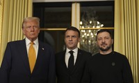 Tổng thống Pháp Emmanuel Macron chụp ảnh cùng Tổng thống đắc cử Mỹ Donald Trump và Tổng thống Ukraine Volodymir Zelensky tại Điện Elysee ngày 7/12. (Ảnh: AP)