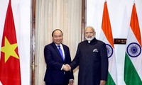Thủ tướng Nguyễn Xuân Phúc và Thủ tướng Narendra Modi trước khi hội đàm. Ảnh: VGP 