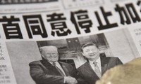 Ảnh ông Tập và ông Trump bắt tay nhau tại Buenos Aires trên một tờ báo Trung Quốc. (Ảnh: SCMP)