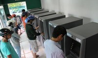 Xếp hàng chờ rút tiền tại Khu chế xuất Tân Thuận (quận 7, TP.HCM). Ảnh: Đại Dương.