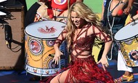 Diện váy đỏ, Shakira lắc hông bốc lửa đêm bế mạc World Cup