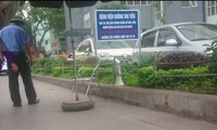 Bệnh viện Việt Đức quy định không thu tiền của xe vào sân phòng khám để đưa, đón người bệnh bệnh. Ảnh: Thanh Hà.