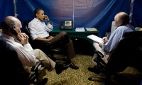 Tổng thống Mỹ Barack Obama gọi điện trong chiếc lều an ninh. (Ảnh: Nhà Trắng)