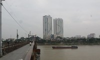 Các phương tiện tàu thuyền đi qua cầu Long Biên. Ảnh: Thanh Hà.