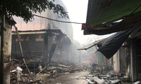 Tận thấy nhiều gian hàng bị thiêu rụi trong vụ cháy chợ ở Hà Nội