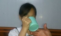 Học sinh bị cô giáo phạt uống nước vắt từ giẻ lau bảng.