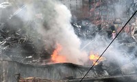 Đám cháy lớn bùng phát tại nhà máy nhựa và chợ Gạo (Hưng Yên) khiến nhiều tài sản của người dân bị thiêu rụi.