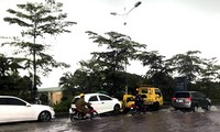 Hà Nội: Dịch vụ cứu hộ xe ngập nước &apos;hút&apos; khách