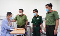Trung tướng Nguyễn Hải Trung - Giám đốc Công an Hà Nội tới bệnh viện thăm hỏi, trao khen thưởng cho lái xe taxi.