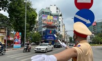 Lực lượng CSGT điều tiết giao thông trên các tuyến phố Hà Nội.