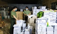 Số lượng lớn sách bán thành phẩm nghi in lậu phát hiện ở Hà Nội. Ảnh: Thanh Hà