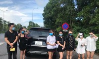 6 cô gái đi ô tô sử dụng giấy đi đường giả.