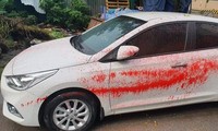 Chiếc xe ô tô màu trắng bị tạt sơn đỏ. Ảnh: M.Q