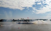 Cận cảnh hàng trăm cảnh sát diễn tập chữa cháy quy mô lớn trên sông Hồng