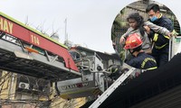 Hà Nội: Nghẹt thở giải cứu bé gái mắc kẹt trên tum căn nhà bị cháy