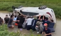 Hàng chục người nhảy xuống mương nâng ô tô giải cứu người mắc kẹt 