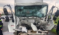 [Clip] Giải cứu tài xế xe tải mắc kẹt trong cabin sau cú đâm vào đuôi xe bồn