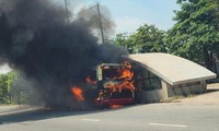 Hà Nội: Xe khách 45 chỗ cháy rụi trên đường Trường Sa
