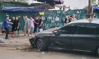 Mercedes-Benz S450 mất lái, tông ô tô BMW và nhiều xe máy ở Hà Nội