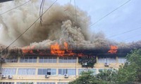 Cháy ngùn ngụt tại kho xưởng trên đường Trường Chinh