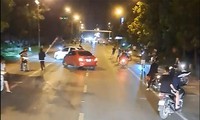 [CLIP] Kinh hoàng vụ hỗn chiến trong đêm giữa hai nhóm thanh niên ở Hà Nội 