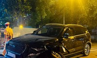 Tài xế ô tô nghi say xỉn, gây tai nạn liên hoàn trên đường phố Hà Nội
