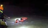 Cảnh sát lao xuống sông Hồng cứu người phụ nữ nhảy cầu Chương Dương