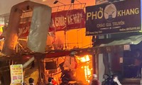 Hà Nội: Cháy tiệm sửa chữa xe máy kèm tiếng nổ lớn, nhiều người bị thương