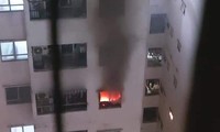 Cháy căn hộ chung cư Linh Đàm, cảnh sát hướng dẫn hơn 100 người thoát nạn