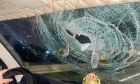 Xe ô tô đi 100km/h nghi bị ném đá vỡ kính trên cao tốc Hà Nội - Ninh Bình 