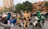 Ô tô tông liên hoàn nhiều xe máy ở Hà Nội làm 17 người bị thương