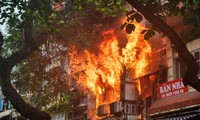 Căn nhà 2 tầng trên phố Hàng Mã bốc cháy ngùn ngụt