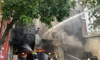 Cháy lớn tại cửa hàng sửa chữa lốp ô tô, khói đen bốc cao hàng chục mét