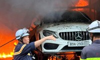 8 ô tô bị thiêu rụi trong vụ cháy gara ở Hà Nội