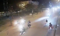 Hai nhóm thanh niên rượt đuổi, hỗn chiến trên đường vì bị đạp vào xe máy