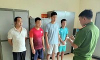 Bắt giữ 5 nhân viên bốc xếp hàng hóa tại sân bay Nội Bài 