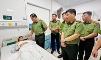 Giám đốc Công an Hà Nội thăm hỏi 5 chiến sĩ bị thương khi chữa cháy chung cư mini